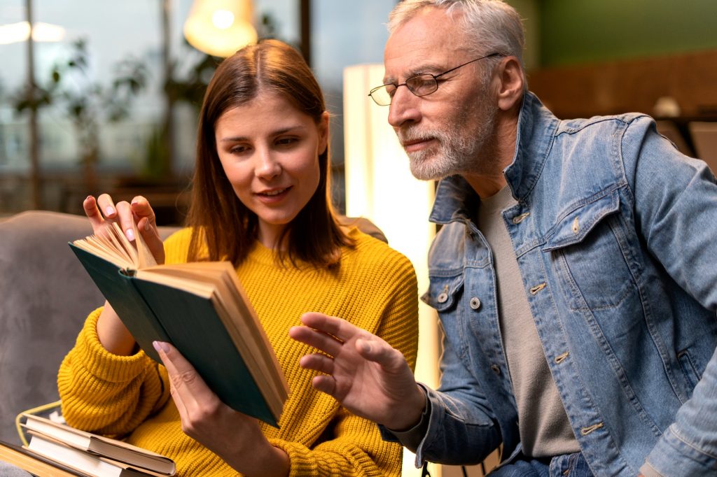 Razón científica por la que las jóvenes se enamoran de mayores
