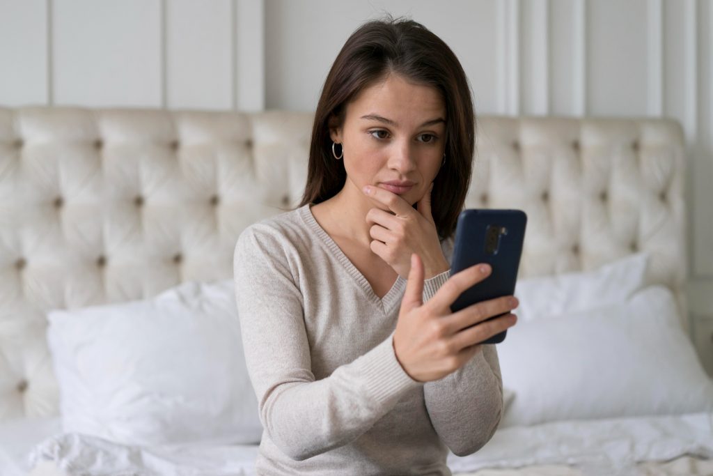 Pareja en la era digital: incertidumbre emocional y búsqueda de respuestas