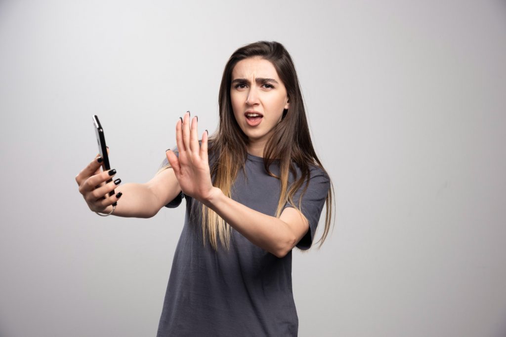 Mujer reflexionando sobre el miedo al compromiso y la filofobia en consulta de psicología.