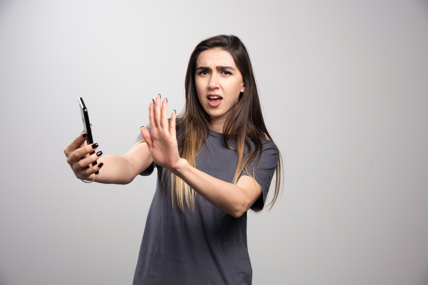 Mujer reflexionando sobre el miedo al compromiso y la filofobia en consulta de psicología.